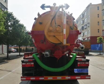 东风大多利卡清洗吸污车(圆罐一体罐)