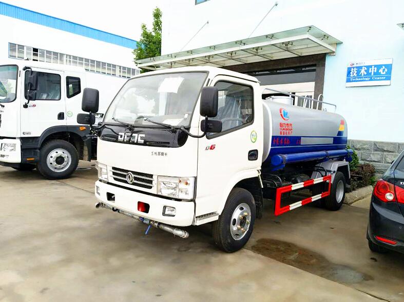 东风小多利卡5吨洒水车