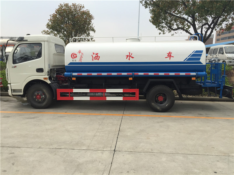东风多利卡9吨洒水车(国五)