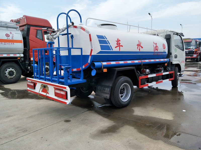 东风多利卡5吨洒水车(国五)